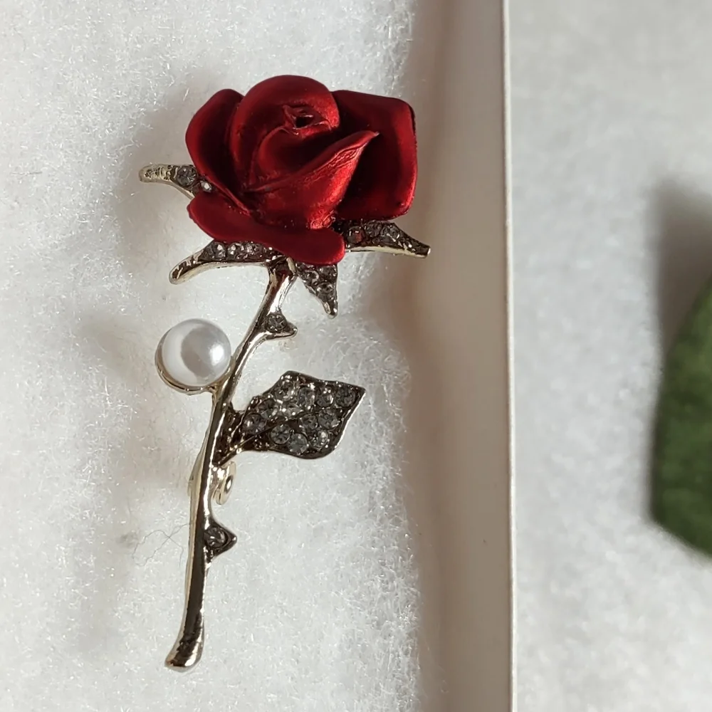 Red Rose Brooch - Picture 1 of 2